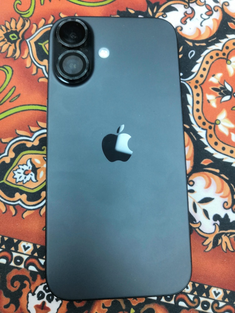 Смартфон iPhone 16